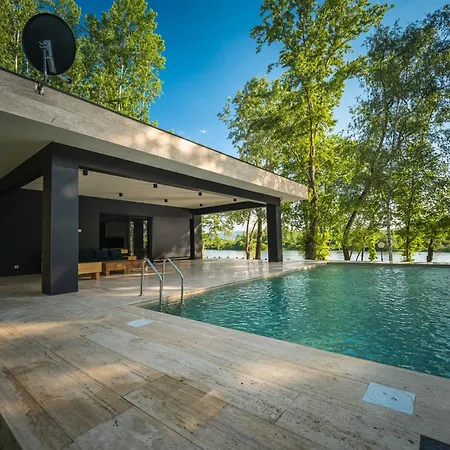 Lux Mag 2002 Villa