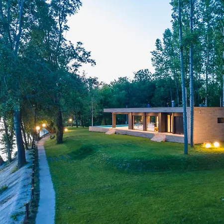 Lux Mag 2002 Villa *